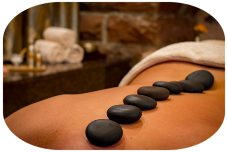 Massage mit heissem Stein