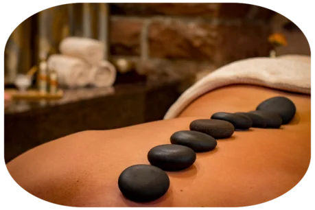 Massage mit heissem Stein