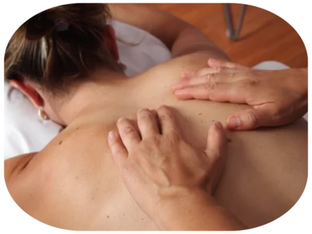 Massage an Schulter und Nacken